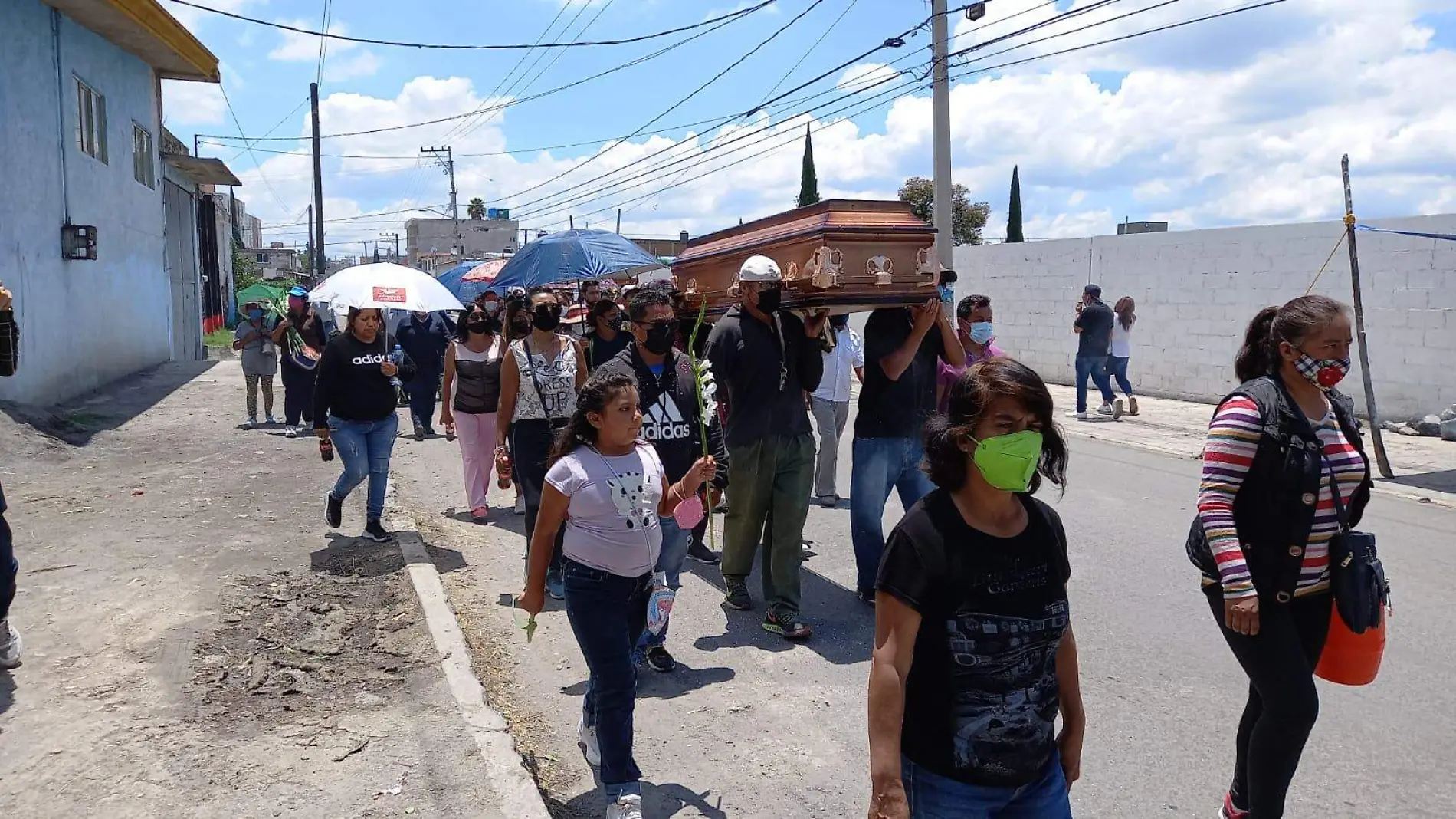 Le dieron el último adiós a los dos hombres que murieron en la explosión en el estacionamiento de la FGR Puebla